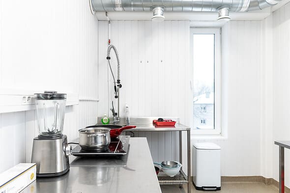Köök valamu, blenderi ja terasriiulitega