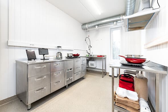 Töös köök: terassahtlid, induktsioon, pann ja kullerikott