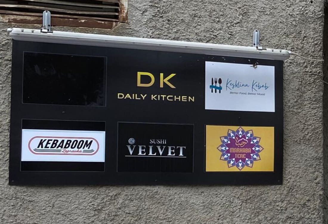Daily Kitcheni silt Tare 14 sissepääsu kõrval, rentnike logodega